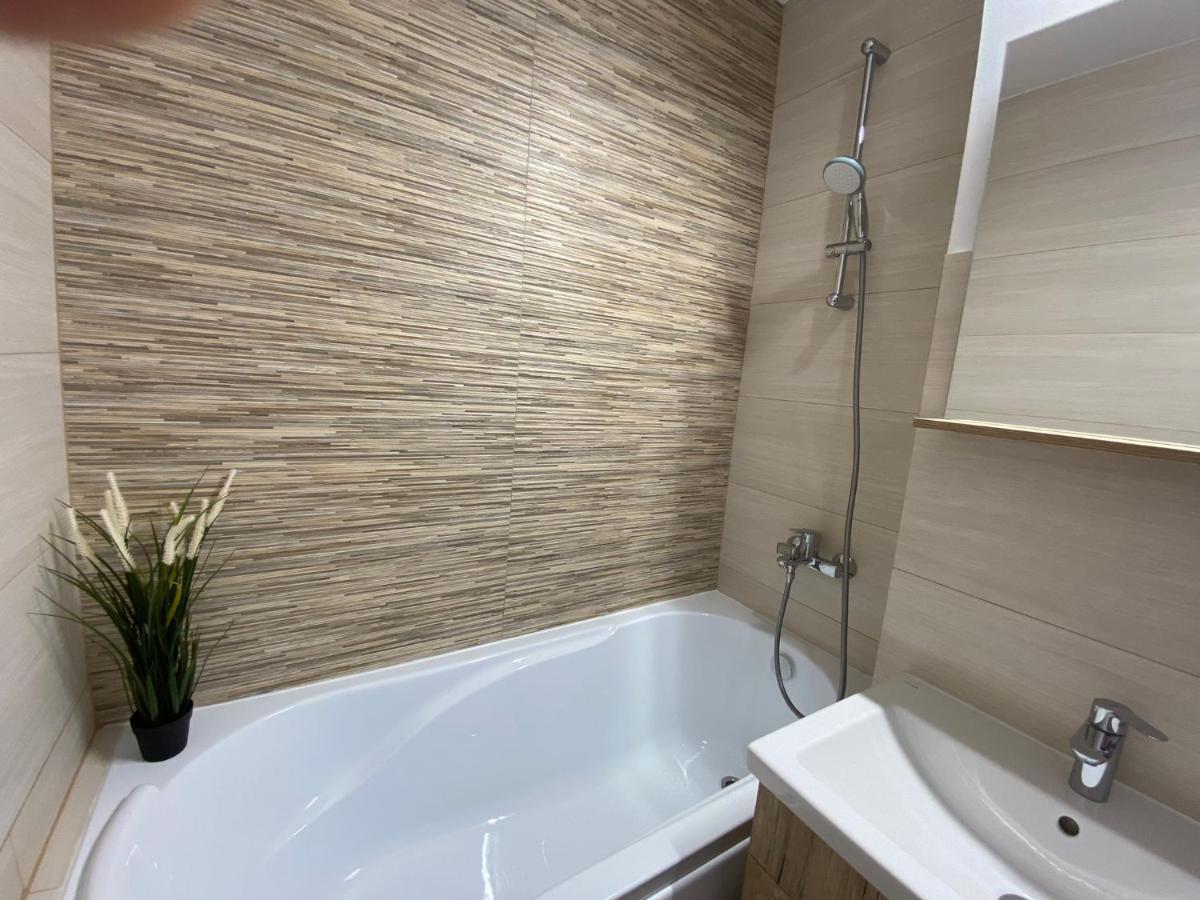 Grove Apartment Buzău Buitenkant foto